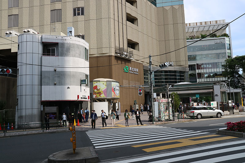 ８月の恵比寿駅前清掃は、西二丁目町会が担当します。